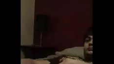 Jouer Un mec chaud de 19 ans se masturbe sur son lit