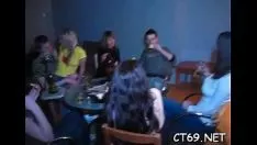 Odtwórz Umiarkowane nastolatki z chełpliwymi dingdongami porno