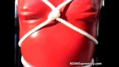 Jouer Vue bdsm avec salope anormale en peinture à base de caoutchouc rouge