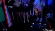 播放 热年轻婴儿获取