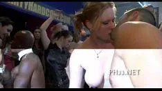 Afspelen Blonde kostbare server neukt alleen