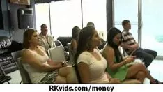 Играть Красивые подростки трахаются за деньги 1