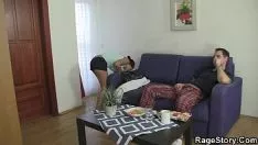 Oynat Missy onu kışkırtırken bağırır