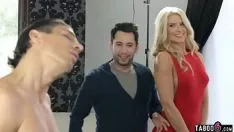 再生 彼女が彼をファックすることができるまで、ルーニーファンは男性の人のポルノアスタリスクに出没します