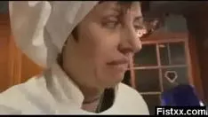 播放 舒适紧握拳头已婚女人表达情色