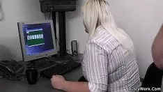 চালান এমবস fucks মূল্যবান স্বর্ণকেশী plummeter