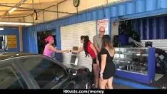 تشغيل مراهق ثمين يمتص ويمارس الجنس مقابل المال في 25