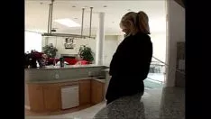 Jouer Hot blonde femme mariée vadhesive vette son économie à voir