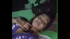 चलाएँ कीमती भारतीय मिस्सी थम्स इन किटी-कैट