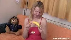 Jouer Jane, une adolescente blonde robuste, baise un gode