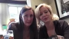 Oynat Posh milf başparmak amcık