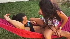 تشغيل امرأة متزوجة لطيفة لاتينا ، جولا تحصل على تعويذة قطة كيتي تتسكع على كيس