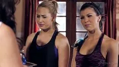 Putar Jimmy carter berlayar, tara morgan dan adriana chechik di missy swing